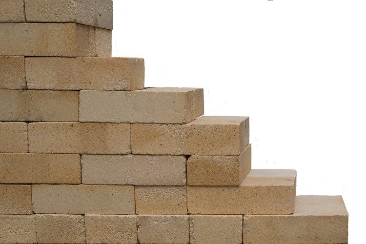 Refractory brick in furnace lining